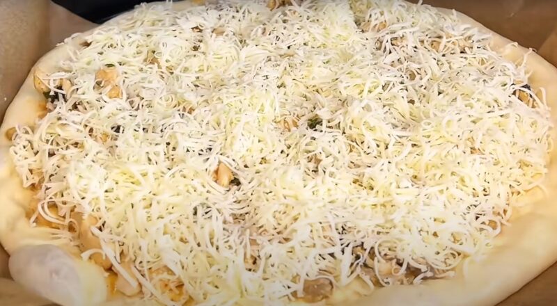 Тонкое тесто, хрустящие бортики и сочная курица с грибами. Рецепт идеальной пиццы