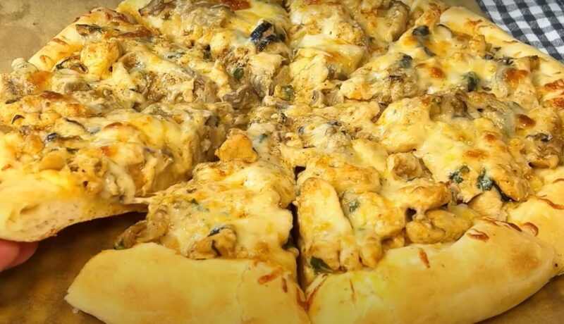 Тонкое тесто, хрустящие бортики и сочная курица с грибами. Рецепт идеальной пиццы