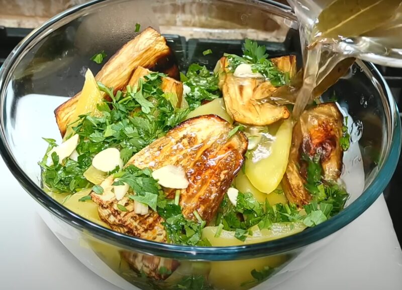 Баклажаны в изумительно вкусном маринаде: приготовьте хит сезона у себя дома. Хрустящие и пикантные