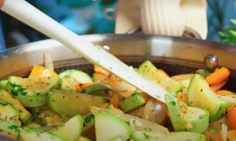Куриные бедра по-новому. Хрустящие и сочные: вкусное блюдо из курицы на обед или ужин
