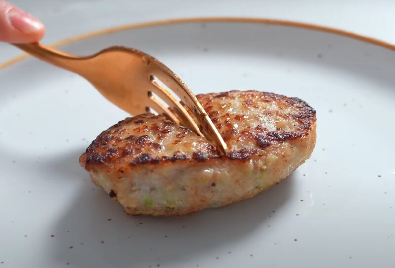 Котлеты из куриного фарша с кабачком и картошкой. Сочные и нежные — как в дорогом ресторане!