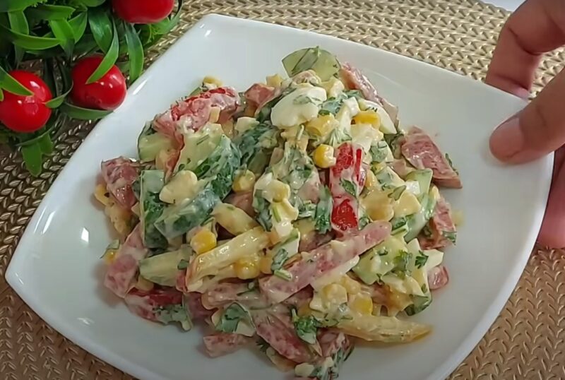 Вкусно из доступных продуктов и без лишних усилий. Летний салат, который исчезает со стола за минуты
