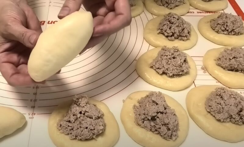 Мягкие пышные пирожки с рисом и мясом: сочная начинка и тесто, как в детстве. Нежные, как облако