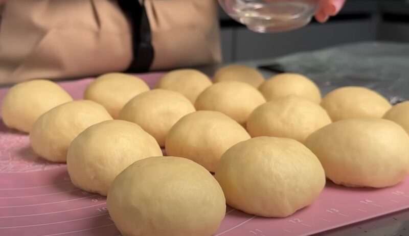 Слишком вкусно! Готовлю пирожки только так: тесто мягче облака и обалденная начинка
