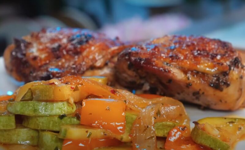Куриные бедра по-новому. Хрустящие и сочные: вкусное блюдо из курицы на обед или ужин