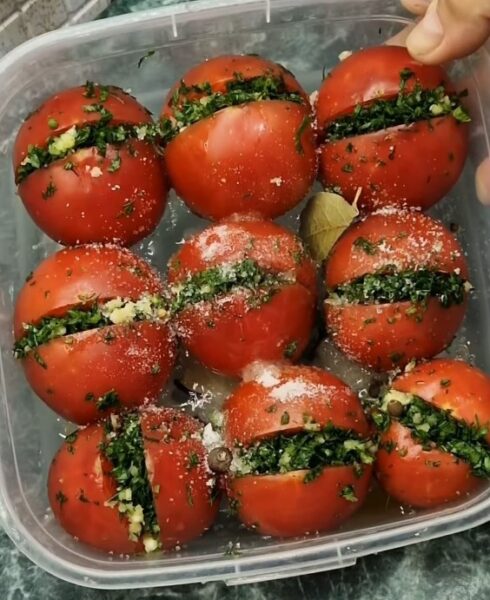 Квашеные помидоры с чесноком и зеленью. Рецепт, который удивит даже опытных хозяек: быстро и невероятно вкусно!