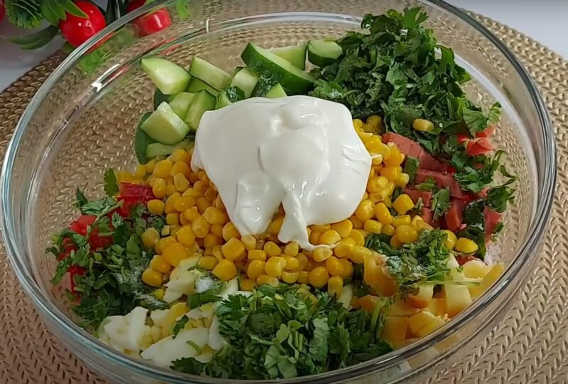 Вкусно из доступных продуктов и без лишних усилий. Летний салат, который исчезает со стола за минуты