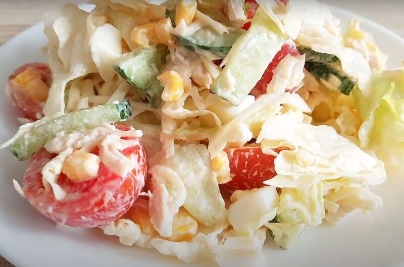 Готовите за 15 минут, а съедается за секунды! Салат с курицей, огурцами и кукурузой – идеальный ужин
