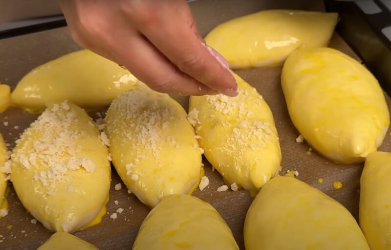 Слишком вкусно! Готовлю пирожки только так: тесто мягче облака и обалденная начинка