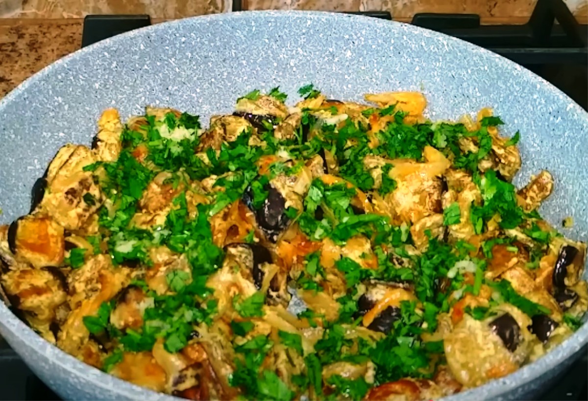 Рецепт, достойный ресторана! Тушеные баклажаны с чесноком и сметаной: минимум масла – максимум вкуса Рецепт, достойный ресторана! Тушеные баклажаны с чесноком и сметаной: минимум масла – максимум вкуса