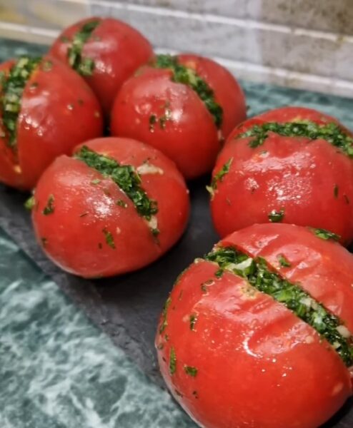 Квашеные помидоры с чесноком и зеленью. Рецепт, который удивит даже опытных хозяек: быстро и невероятно вкусно!