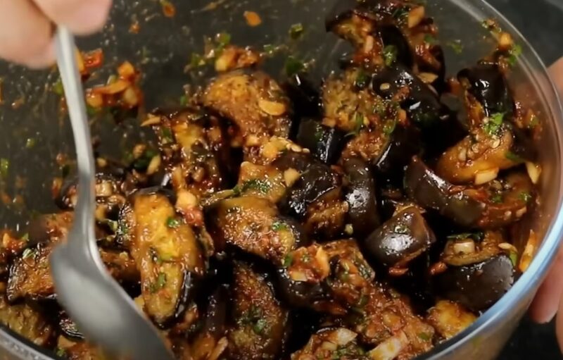 Невероятно вкусно и просто! Как приготовить баклажаны с луком и томатной пастой, чтобы пальчики облизывали