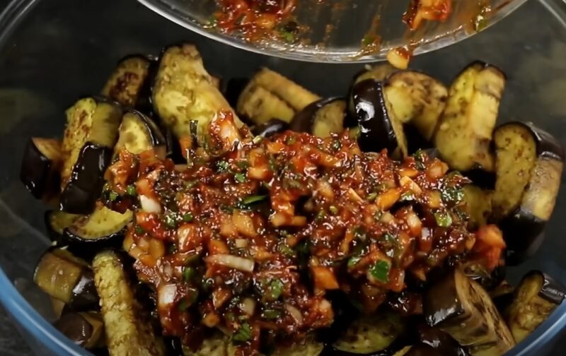 Невероятно вкусно и просто! Как приготовить баклажаны с луком и томатной пастой, чтобы пальчики облизывали
