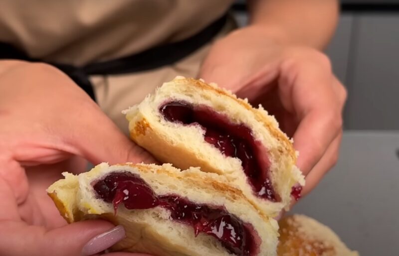 Слишком вкусно! Готовлю пирожки только так: тесто мягче облака и обалденная начинка