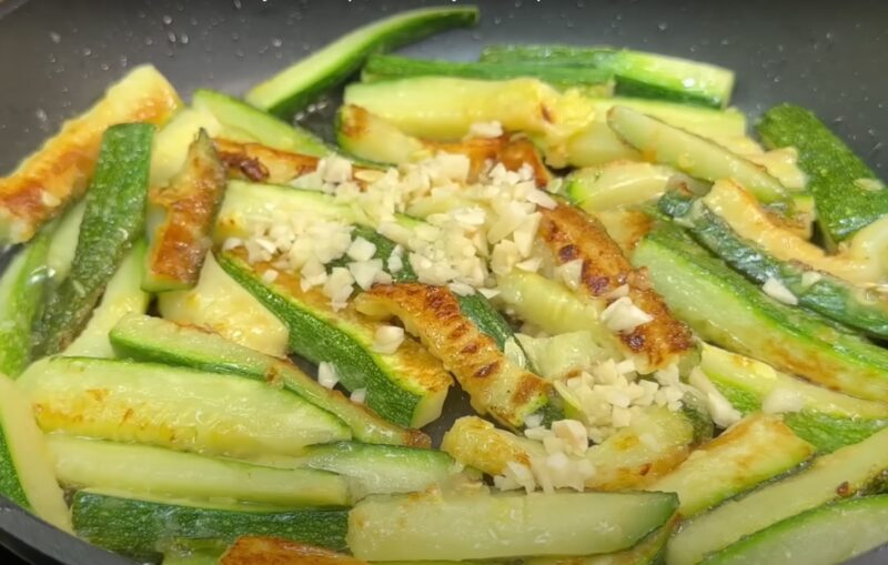 Невероятно вкусно и просто. Жареные кабачки с чесноком – идеальная закуска для дружеских посиделок