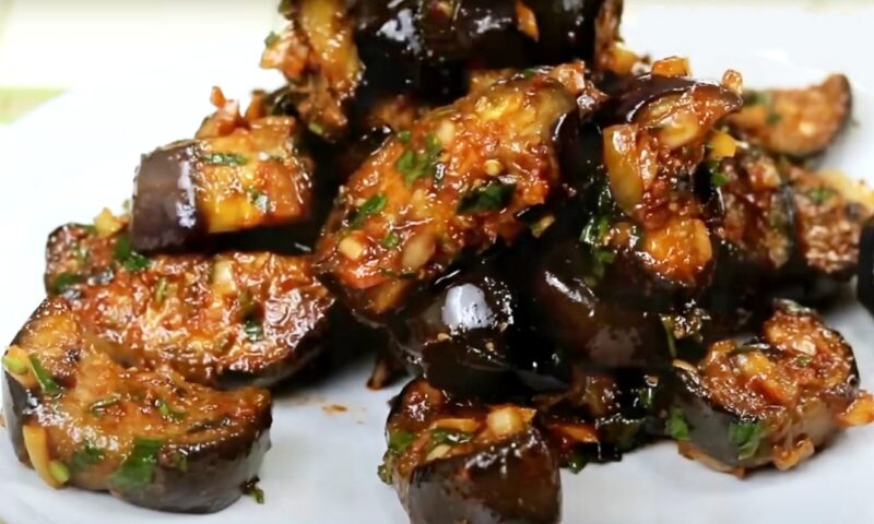 Невероятно вкусно и просто! Как приготовить баклажаны с луком и томатной пастой, чтобы пальчики облизывали