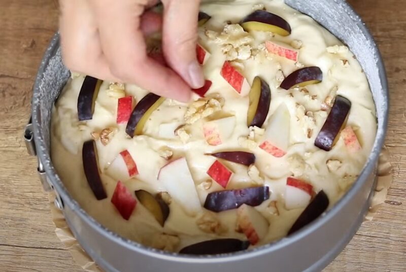 Сливочная нежность и сочные яблоки в каждом кусочке — пирог, который заставит вас забыть про кондитерские!