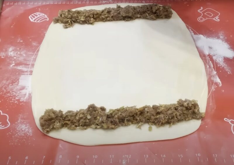 Вкуснятина на ужин: всего 300 г. фарша и 3 стакана муки. Сочные мясные рулеты, которые тают во рту