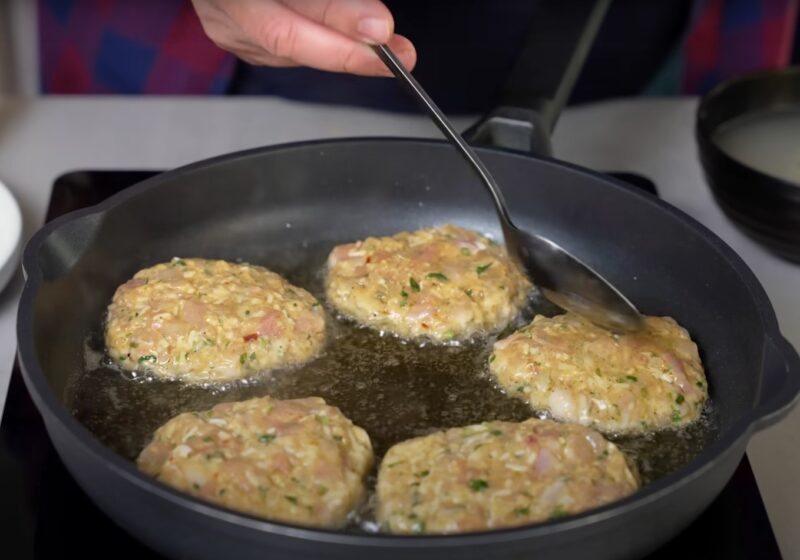 Одна сковорода, минимум усилий: ароматные рубленые котлеты из курицы, приготовленные по особому рецепту