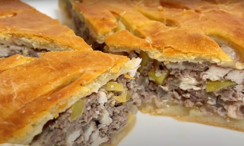 Накормите семью быстро и вкусно: большой мясной пирог без дрожжей, который не черствеет несколько дней