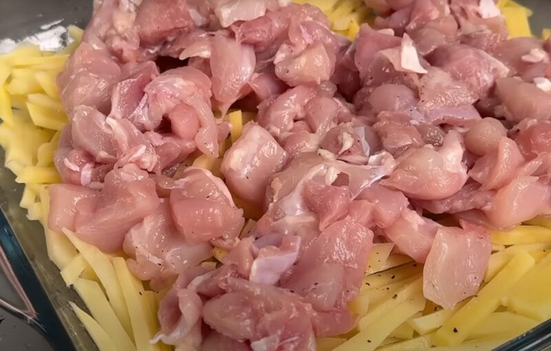 Как быстро и вкусно накормить всю семью. Сытный обед из картошки и курицы — блюдо ресторанного уровня!