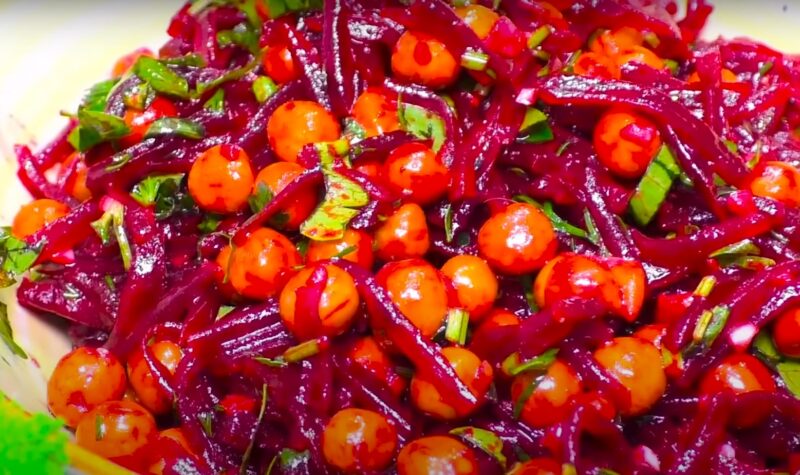 Всего 2 ингредиента, но как вкусно! Быстрый, ароматный и полезный салат со свеклой: рецепт за 5 минут