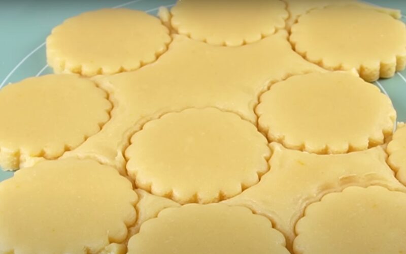 Забытый вкус детства: как приготовить коржики из СССР за 8 копеек — нежные, как облако и рассыпчатые, как снег