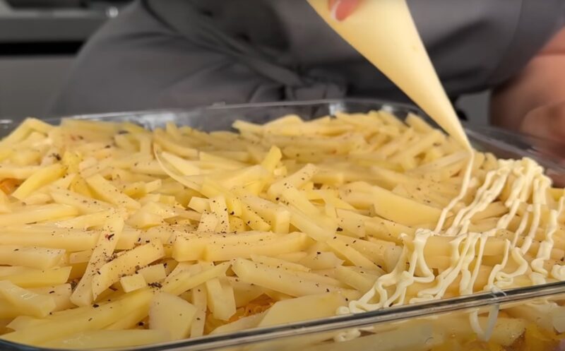 Как быстро и вкусно накормить всю семью. Сытный обед из картошки и курицы — блюдо ресторанного уровня!