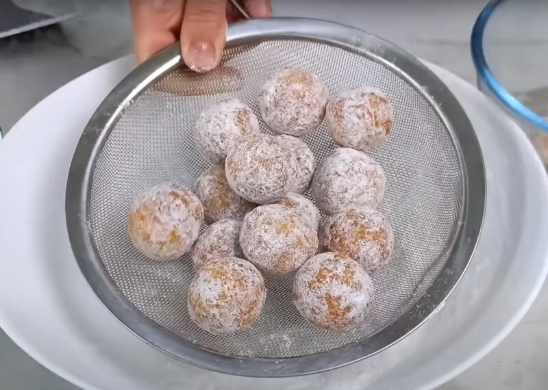 За считанные минуты для чая или кофе! Рецепт хрустящих творожных пончиков без дрожжей: быстро, просто и без духовки.