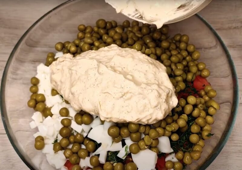 Идеальный салат для тех, кто устал от оливье: сытный и бесподобно вкусный рецепт с куриной грудкой