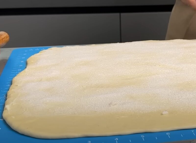Секрет золотистой корочки и нежной мякоти: сахарные булочки, которые получаются такими же воздушными, как у мамы