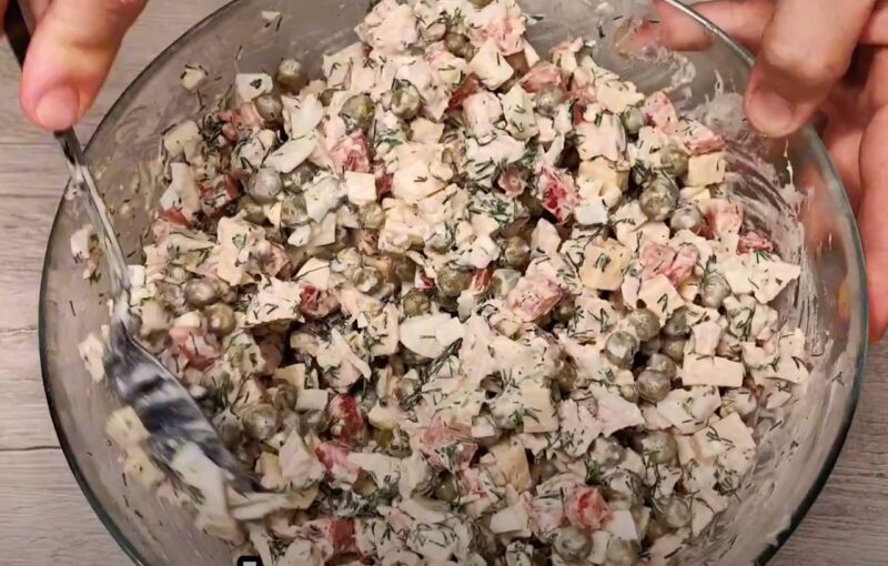 Идеальный салат для тех, кто устал от оливье: сытный и бесподобно вкусный рецепт с куриной грудкой