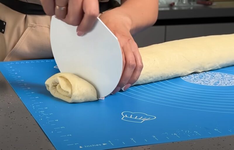 Секрет золотистой корочки и нежной мякоти: сахарные булочки, которые получаются такими же воздушными, как у мамы
