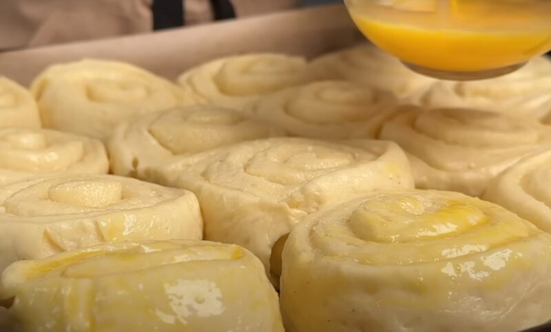 Секрет золотистой корочки и нежной мякоти: сахарные булочки, которые получаются такими же воздушными, как у мамы
