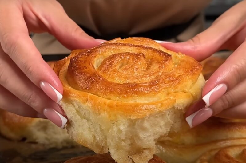 Секрет золотистой корочки и нежной мякоти: сахарные булочки, которые получаются такими же воздушными, как у мамы