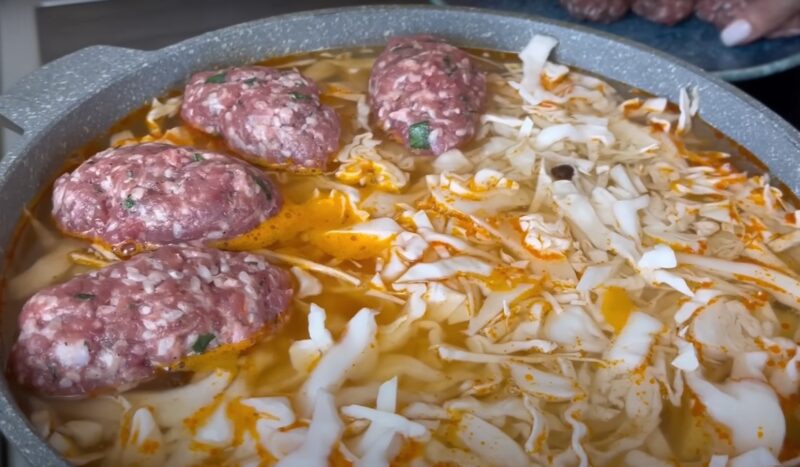 Все сложила в сковороду и забыла. Сочное ароматное блюдо с овощами и тефтелями: рецепт из простых продуктов