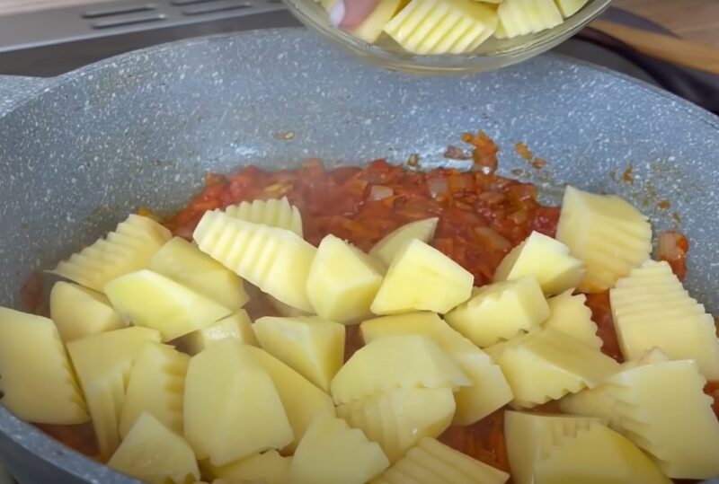 Все сложила в сковороду и забыла. Сочное ароматное блюдо с овощами и тефтелями: рецепт из простых продуктов