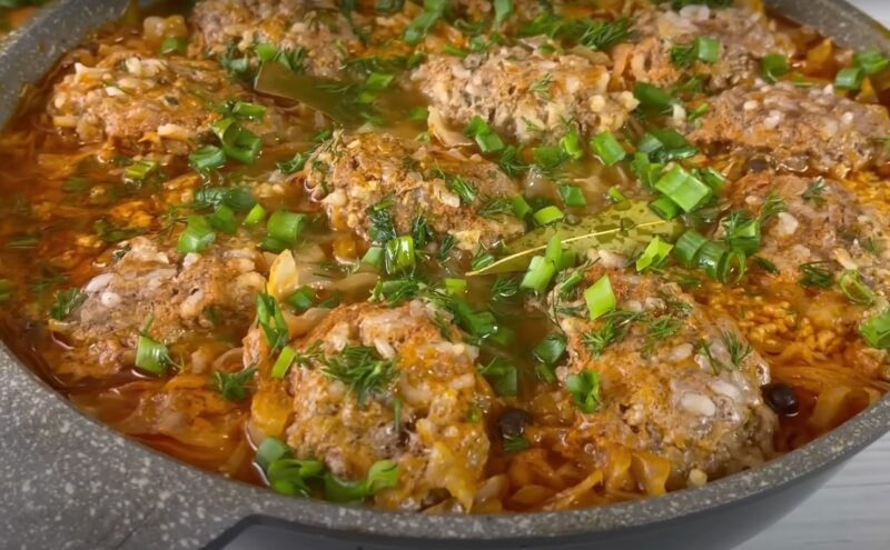 Все сложила в сковороду и забыла. Сочное ароматное блюдо с овощами и тефтелями: рецепт из простых продуктов