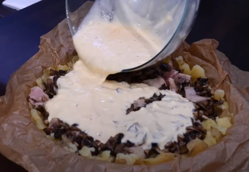 Вкуснее пиццы и проще запеканки: пирог "Жульен" с хрустящей корочкой  — вкус, от которого невозможно оторваться!
