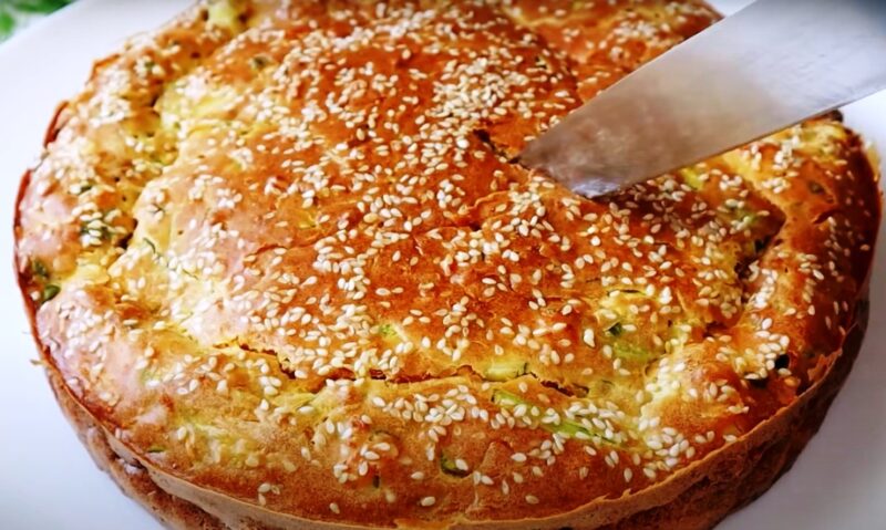 Готовим на ура: самый сочный и быстрый кабачковый пирог на кефире для идеального ужина