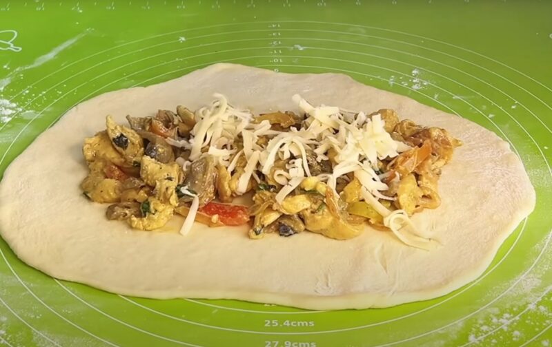 Идеальный перекус для школьника: рецепт пирожков с курицей, которые остаются сочными даже через 5 часов после готовки