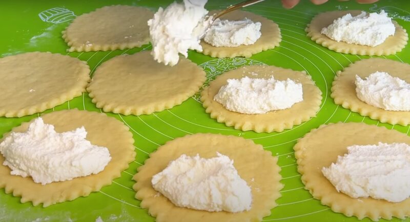 Готовятся из самых простых продуктов: как испечь сочни с творогом, которые будут нежнее, чем в дорогой кондитерской