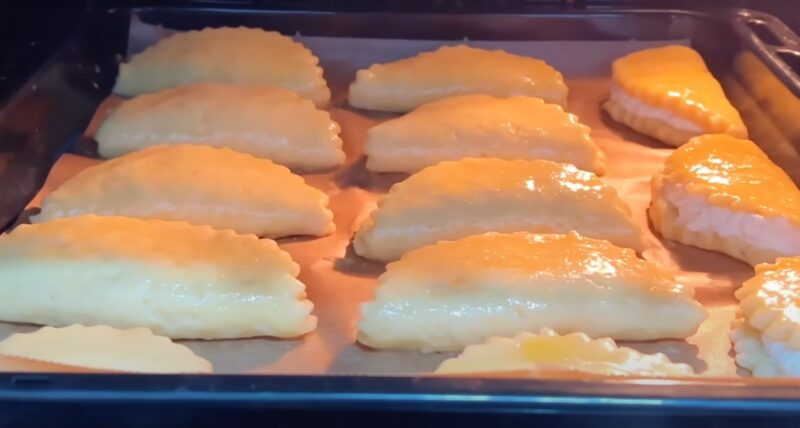 Готовятся из самых простых продуктов: как испечь сочни с творогом, которые будут нежнее, чем в дорогой кондитерской