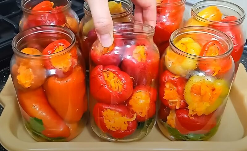 Фаршированный перец по-новому: удивительное сочетание моркови, овощей и томатной заливки!