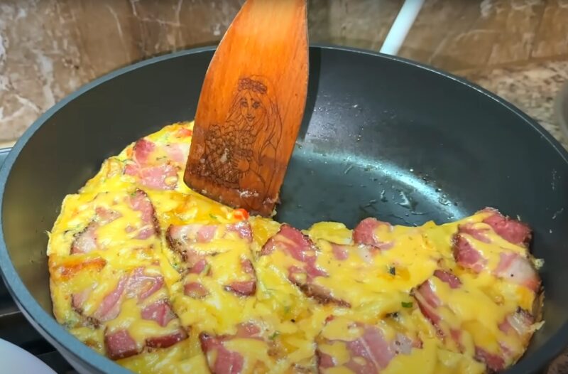Так картофель вы ещё не готовили - вкуснее пиццы и проще запеканки! Все смешали и на сковороду