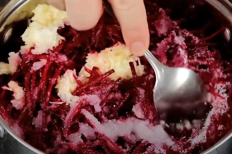 Секретный салат из свеклы: просто натереть и замариновать. Заканчивается через 5 минут после подачи