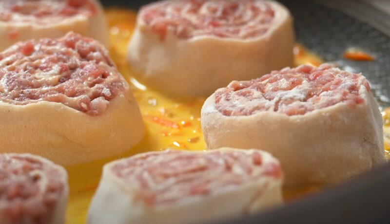 Вкуснее, чем мясная котлета: неожиданный рецепт ленивых пельменей в соусе, который вас удивит