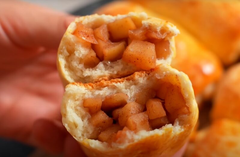 Пирожки с яблоками: много ароматной начинки и тонкое тесто на сметане