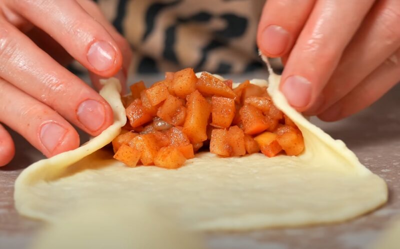Пирожки с яблоками: много ароматной начинки и тонкое тесто на сметане