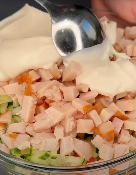 Шикарный салат за 5 минут: без сыра, без варки и без лишних хлопот — вкусно, и быстро!
